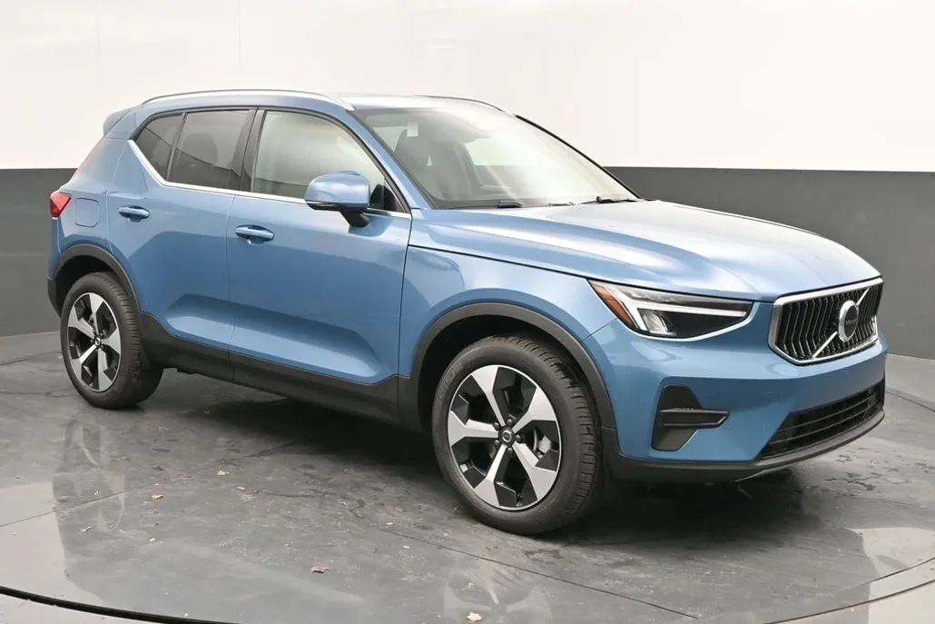 2025 Volvo XC40 Core photo 1