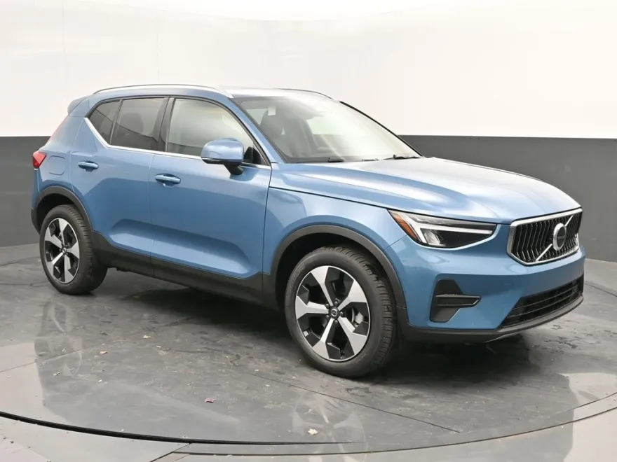 2025 Volvo XC40 Core photo 1