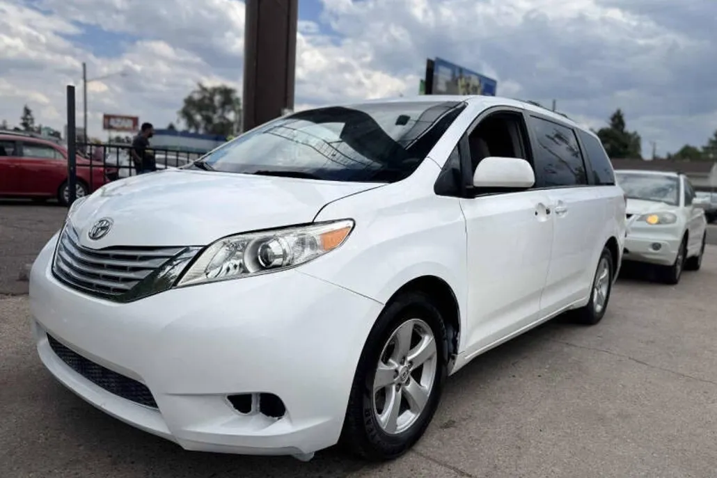 2012 Toyota Sienna LE photo 1