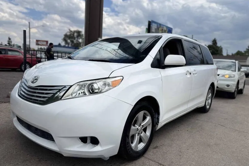 2012 Toyota Sienna LE photo 1