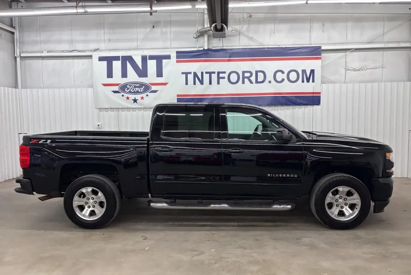 2018 Chevrolet Silverado 1500 LT photo 1