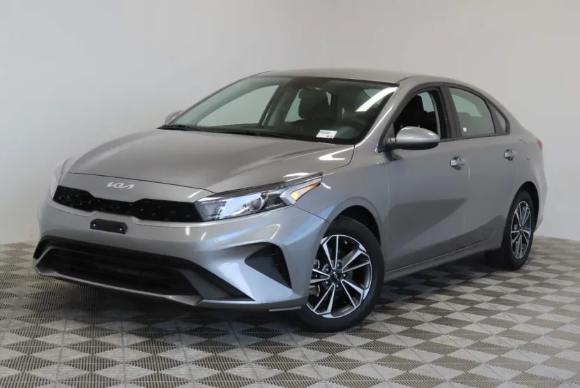 2023 Kia Forte LXS photo 1