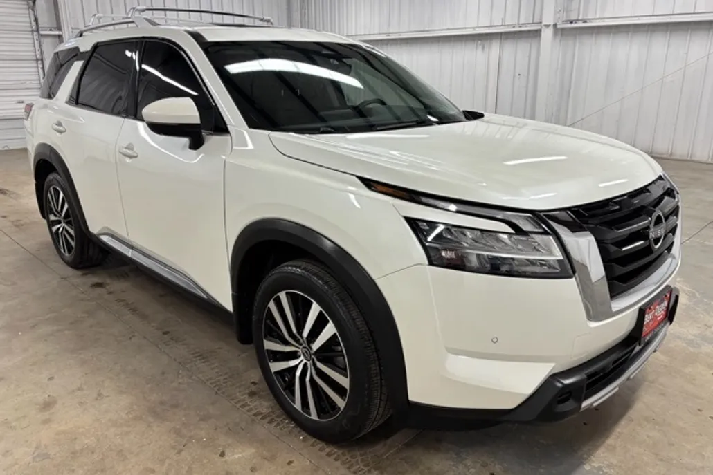 2023 Nissan Pathfinder Platinum photo 1