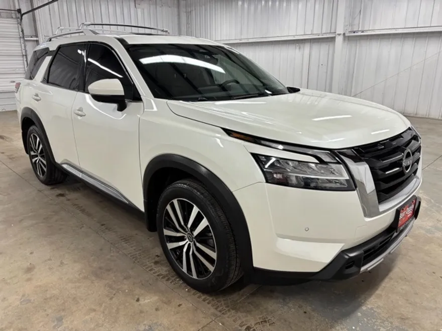 2023 Nissan Pathfinder Platinum photo 1