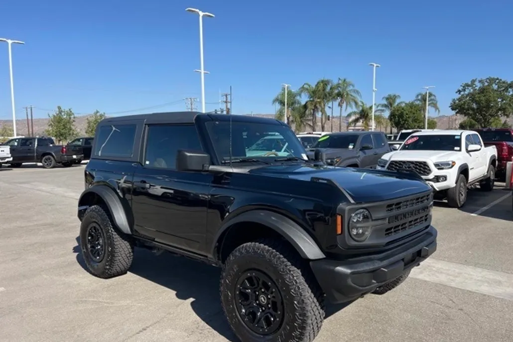 2023 Ford Bronco Base photo 1