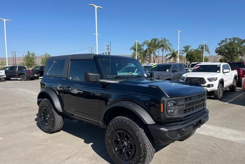 2023 Ford Bronco Base photo 1