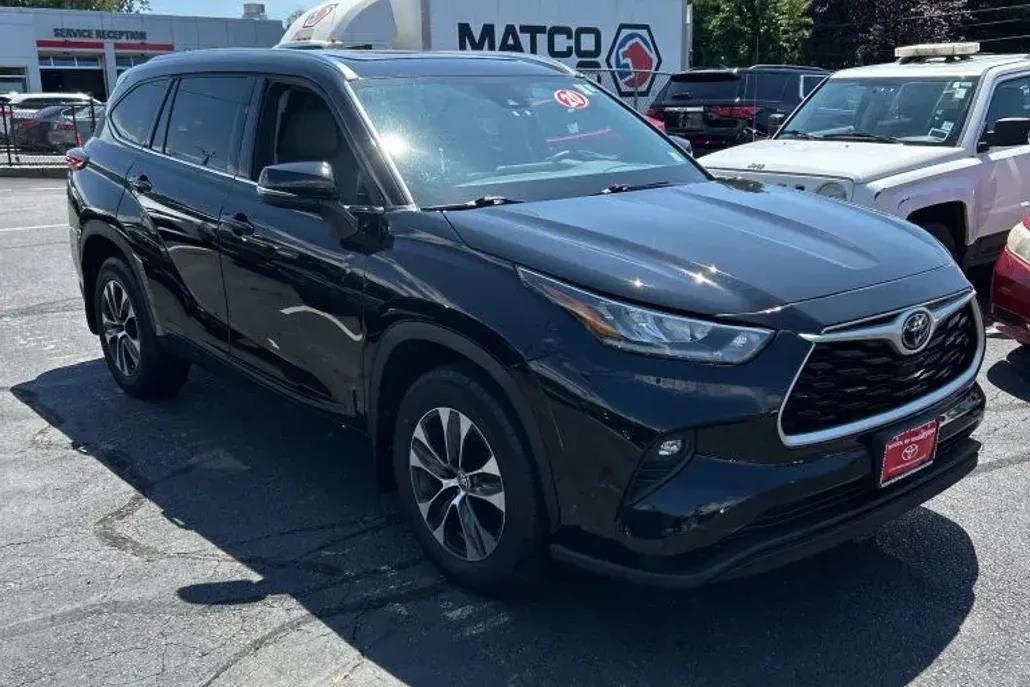 2020 Toyota Highlander XLE Sport photo 1
