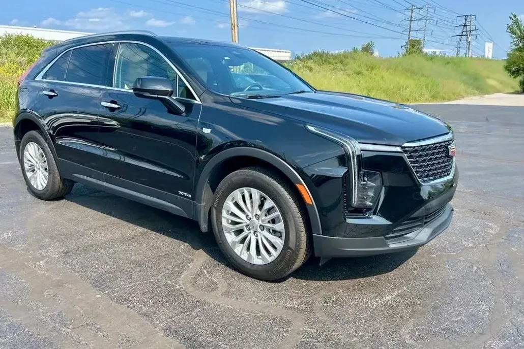 2024 Cadillac XT4 Luxury photo 1