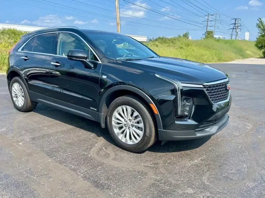 2024 Cadillac XT4 Luxury photo 1