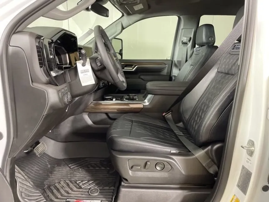 2025 Chevrolet Silverado LT photo 1