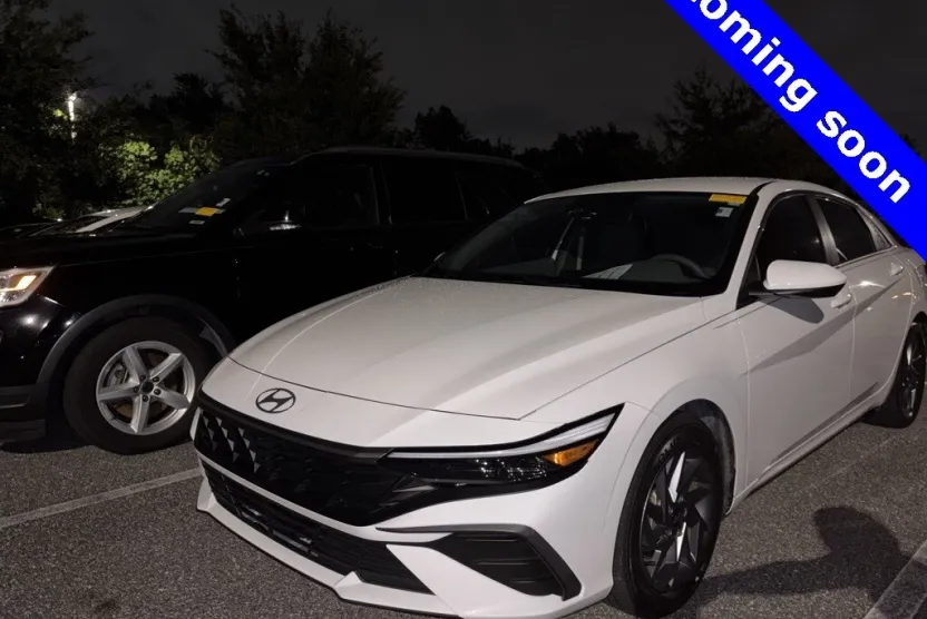 2024 Hyundai Elantra SEL photo 1