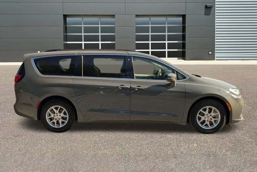 2022 Chrysler Pacifica Touring L photo 1