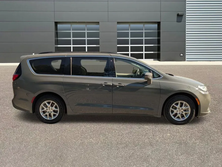2022 Chrysler Pacifica Touring L photo 1