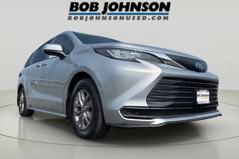 2022 Toyota Sienna LE photo 1