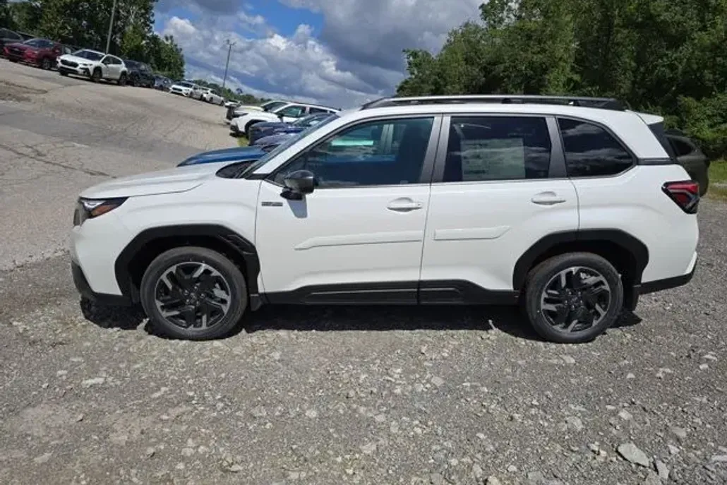 2025 Subaru Forester Premium photo 1