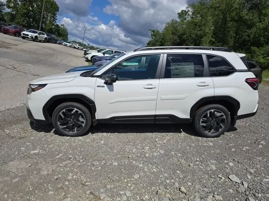 2025 Subaru Forester Premium photo 1