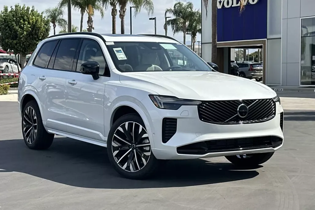 2026 Volvo XC90 T8 photo 1