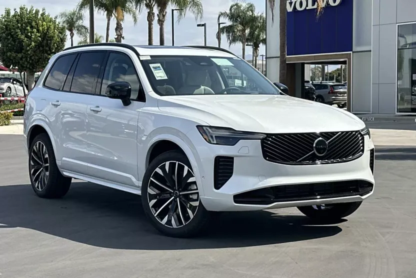 2026 Volvo XC90 T8 photo 1
