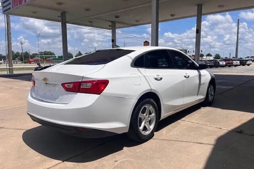 2018 Chevrolet Malibu LS photo 1