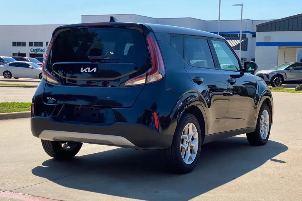 2023 Kia Soul LX photo 1