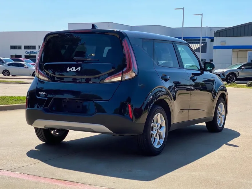 2023 Kia Soul LX photo 1