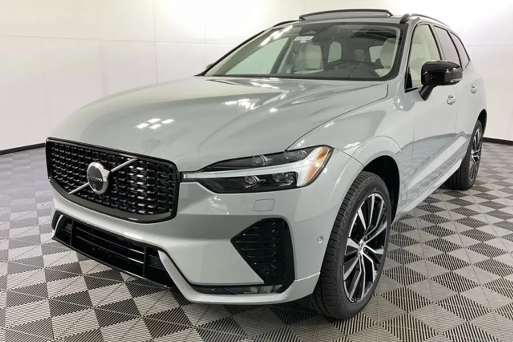 2025 Volvo XC60 B5 Plus photo 1