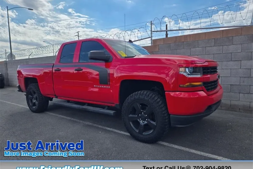 2017 Chevrolet Silverado 1500 Custom photo 1