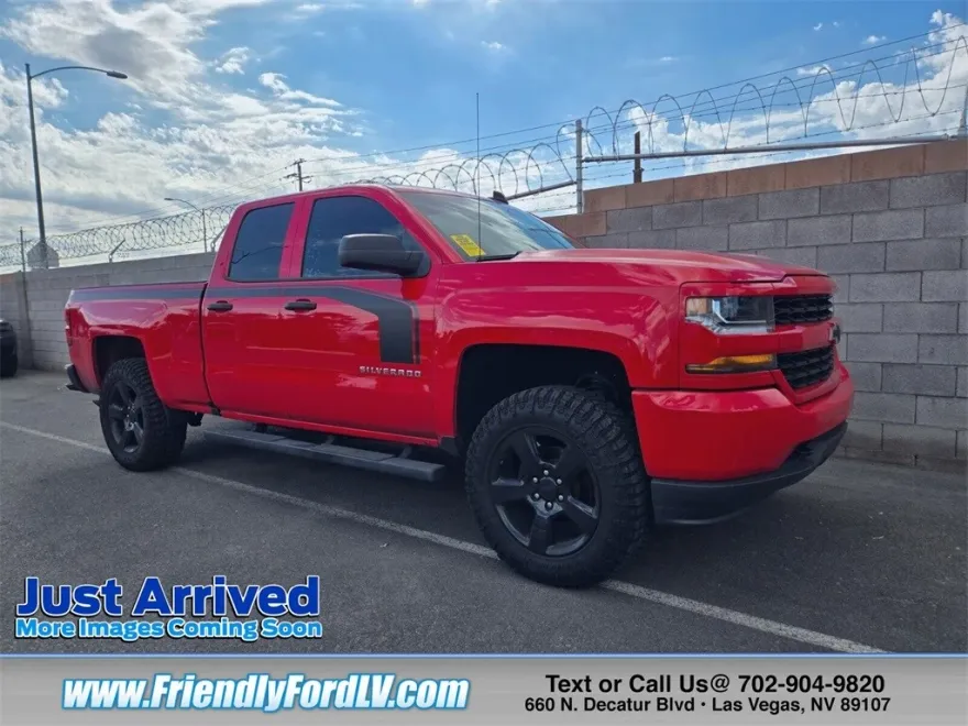 2017 Chevrolet Silverado 1500 Custom photo 1