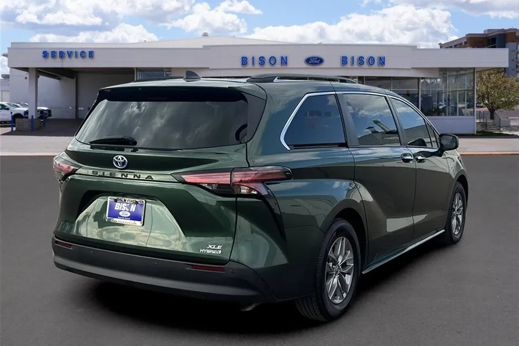 2022 Toyota Sienna XLE photo 1