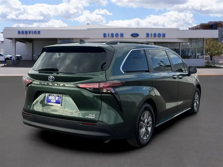 2022 Toyota Sienna XLE photo 1