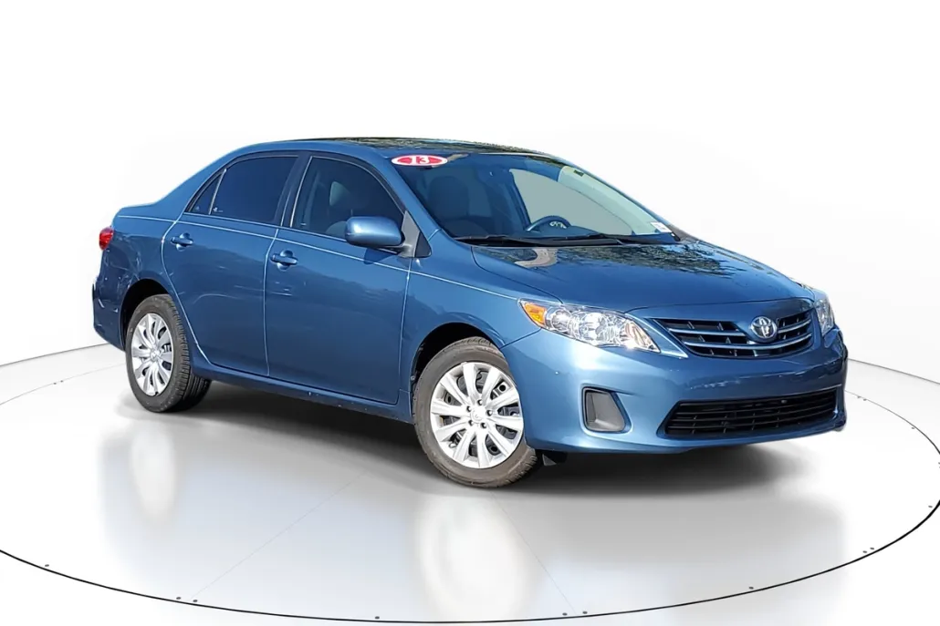 2013 Toyota Corolla LE photo 1