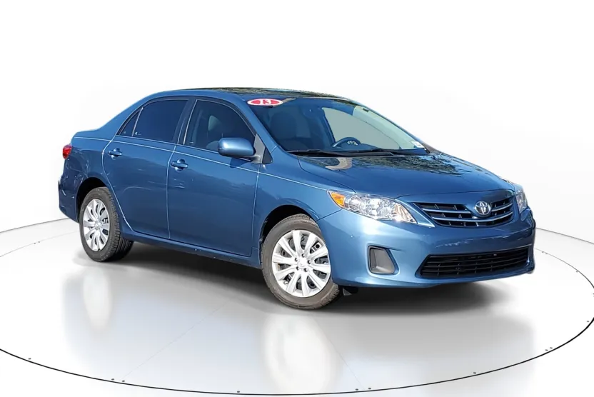 2013 Toyota Corolla LE photo 1