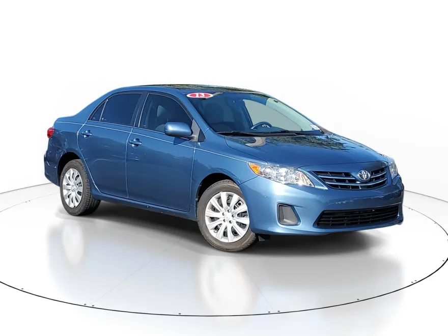 2013 Toyota Corolla LE photo 1