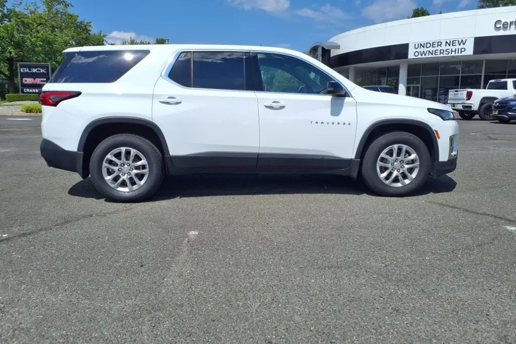 2022 Chevrolet Traverse LS photo 1