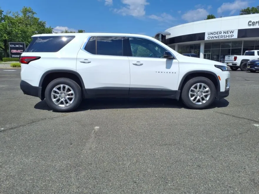 2022 Chevrolet Traverse LS photo 1