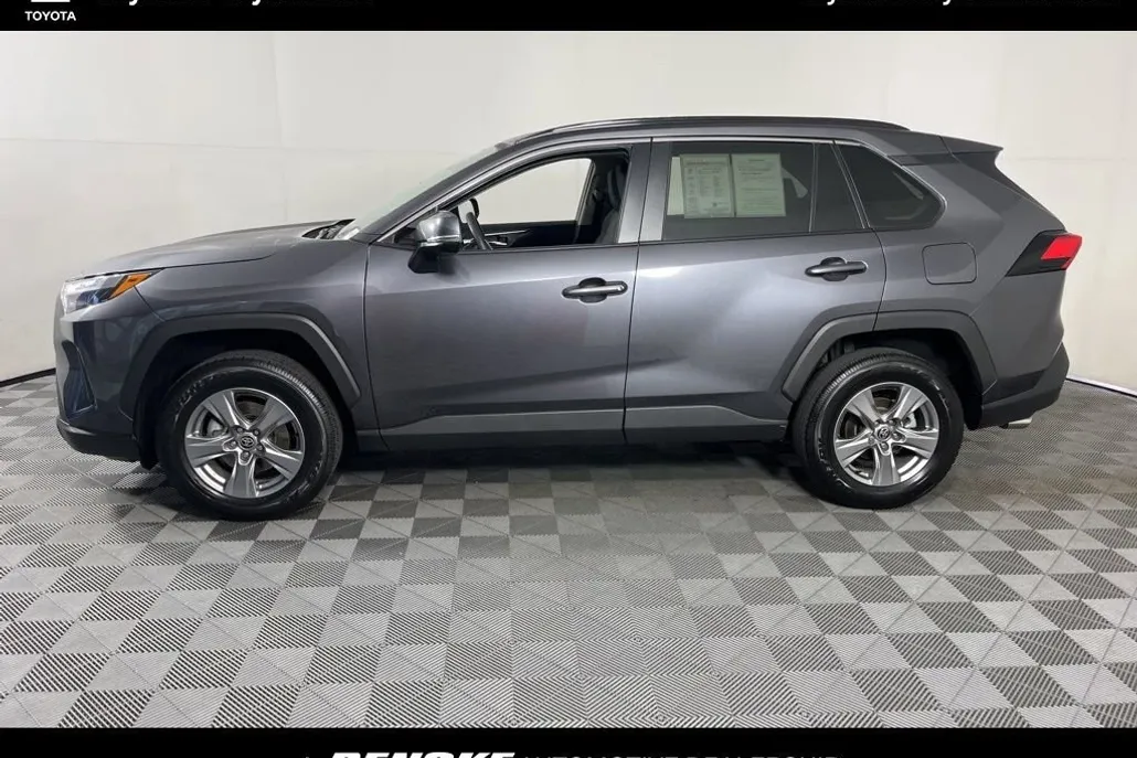 2024 Toyota RAV4 XLE photo 1