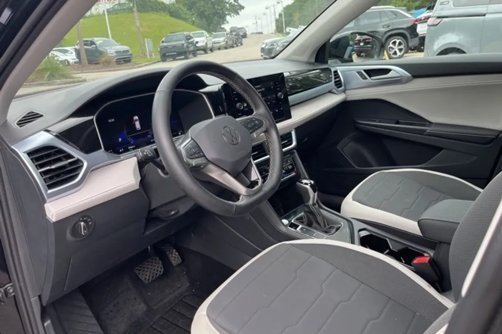 2025 Volkswagen Taos SE photo 1