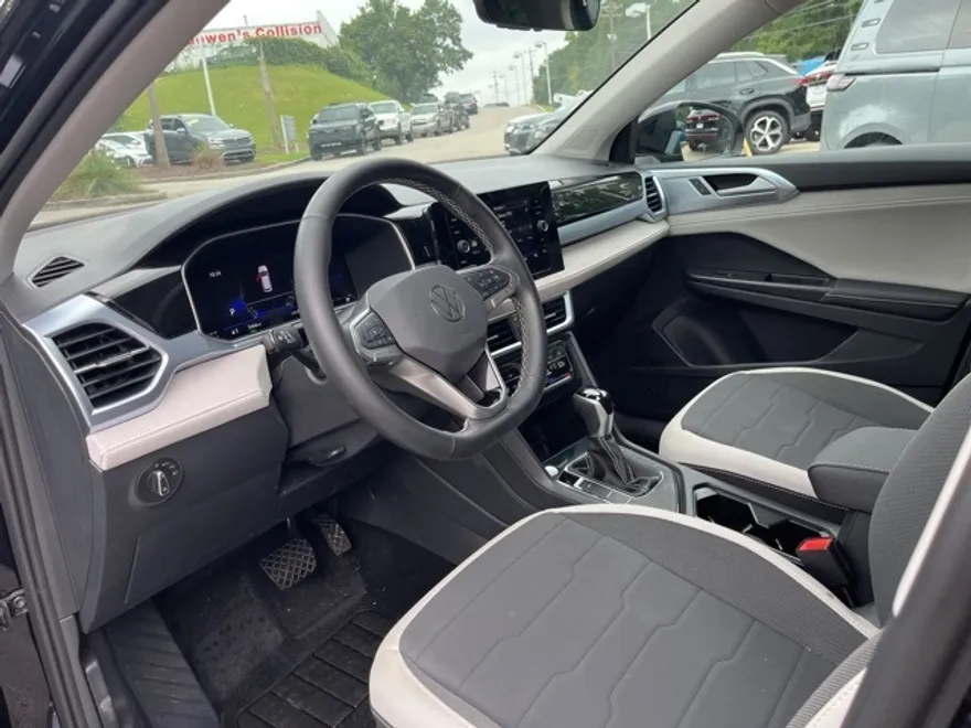 2025 Volkswagen Taos SE photo 1