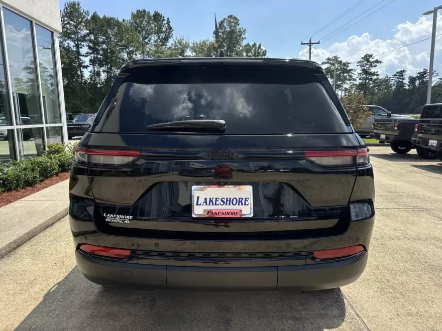 2023 Jeep Grand Cherokee Limited photo 1