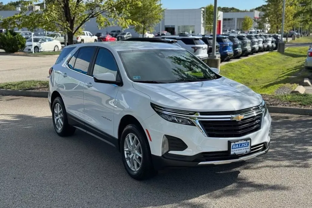 2022 Chevrolet Equinox LT photo 1