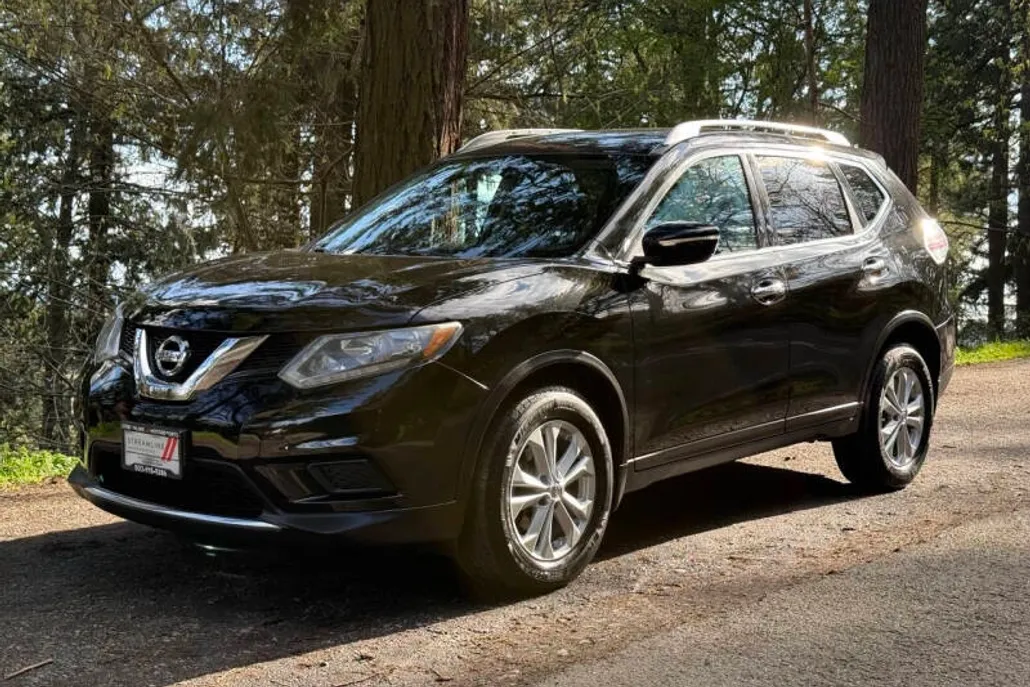 2015 Nissan Rogue SV photo 1