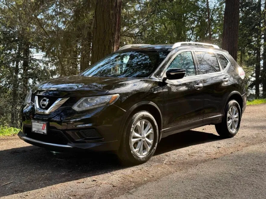 2015 Nissan Rogue SV photo 1