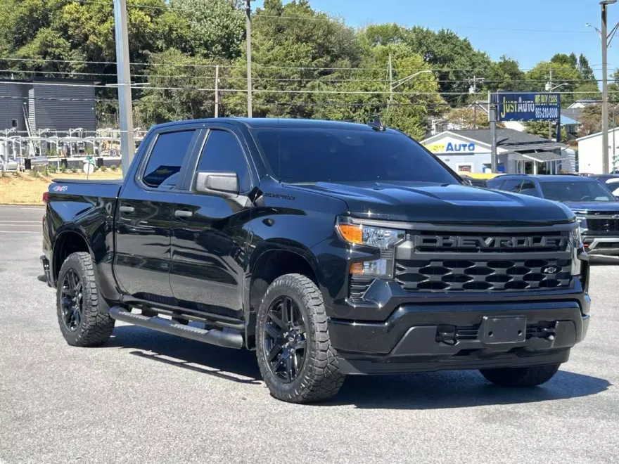 2024 Chevrolet Silverado 1500 Custom photo 1