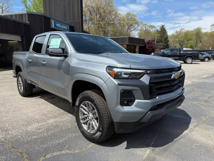 2025 Chevrolet Colorado Work Truck LT photo 1