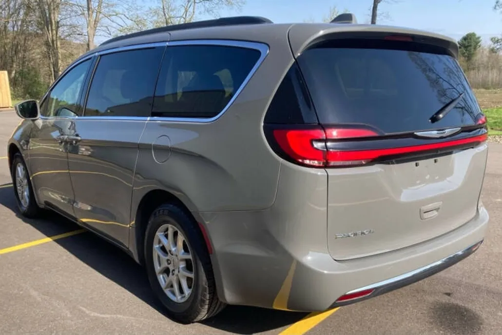 2022 Chrysler Pacifica Touring L photo 1