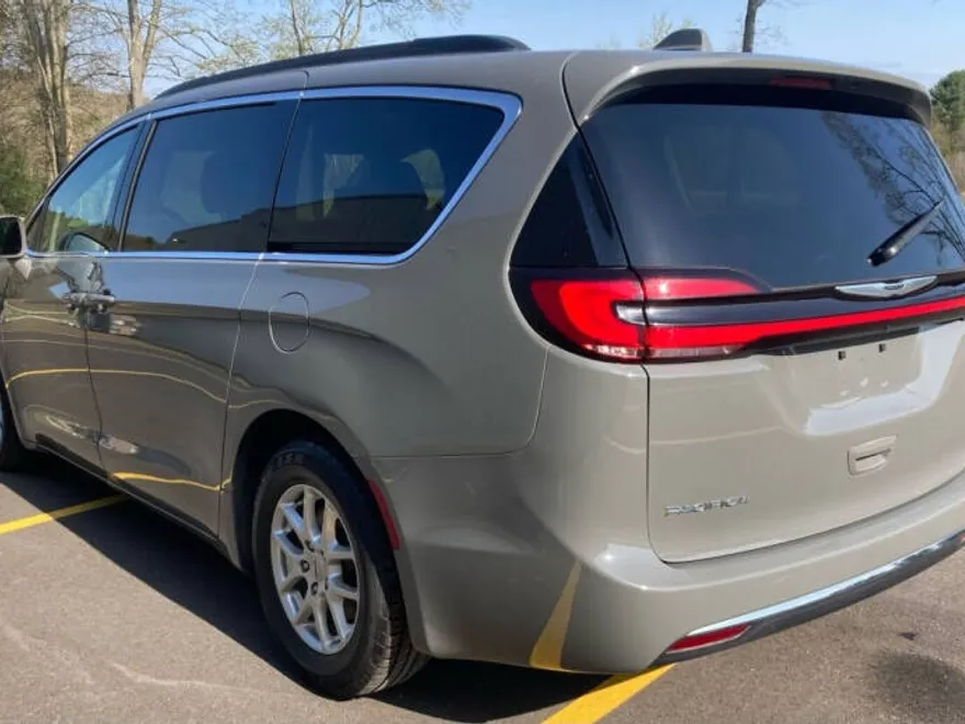2022 Chrysler Pacifica Touring L photo 1