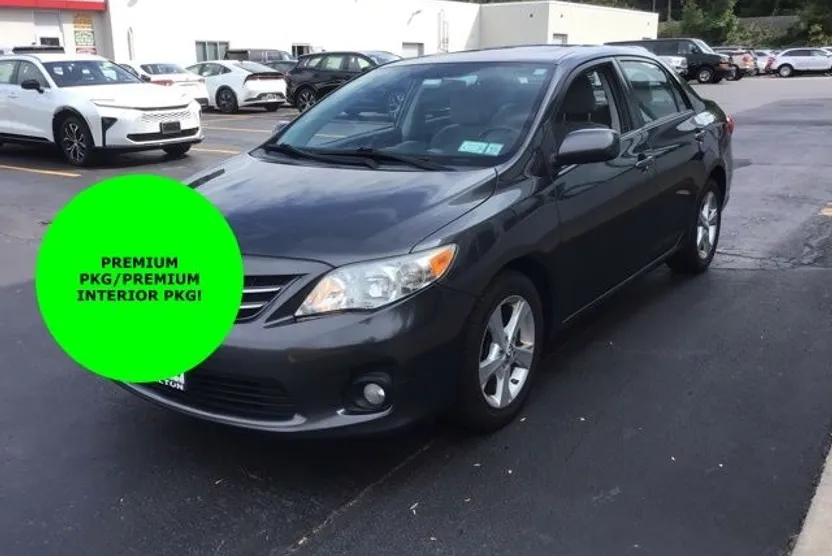 2013 Toyota Corolla LE photo 1