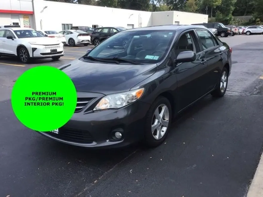 2013 Toyota Corolla LE photo 1