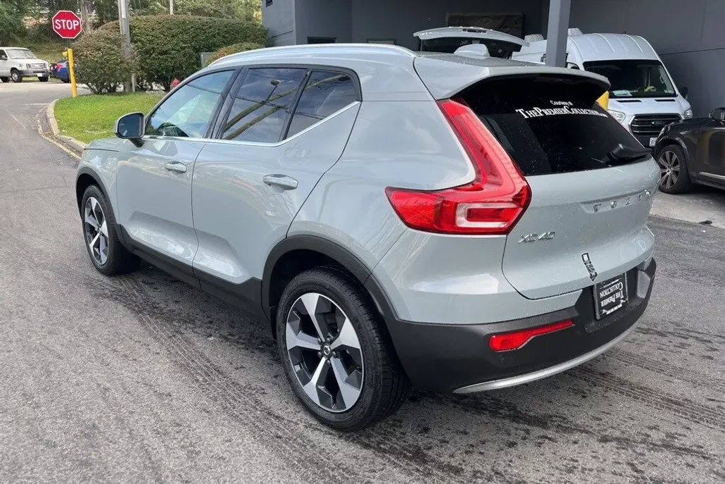 2025 Volvo XC40 Core photo 1