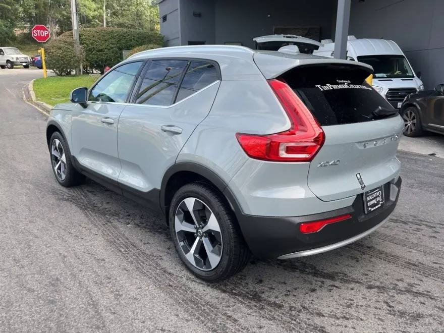 2025 Volvo XC40 Core photo 1
